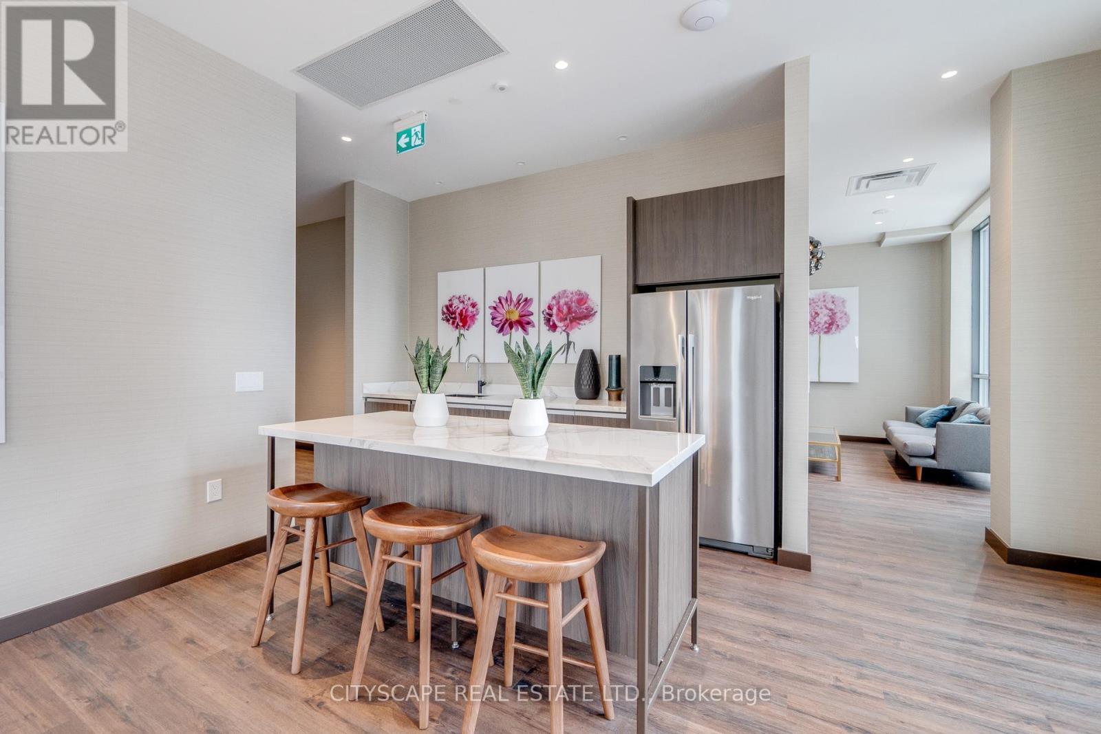 210 - 60 Honeycrisp Crescent, Vaughan, ON - Indoor