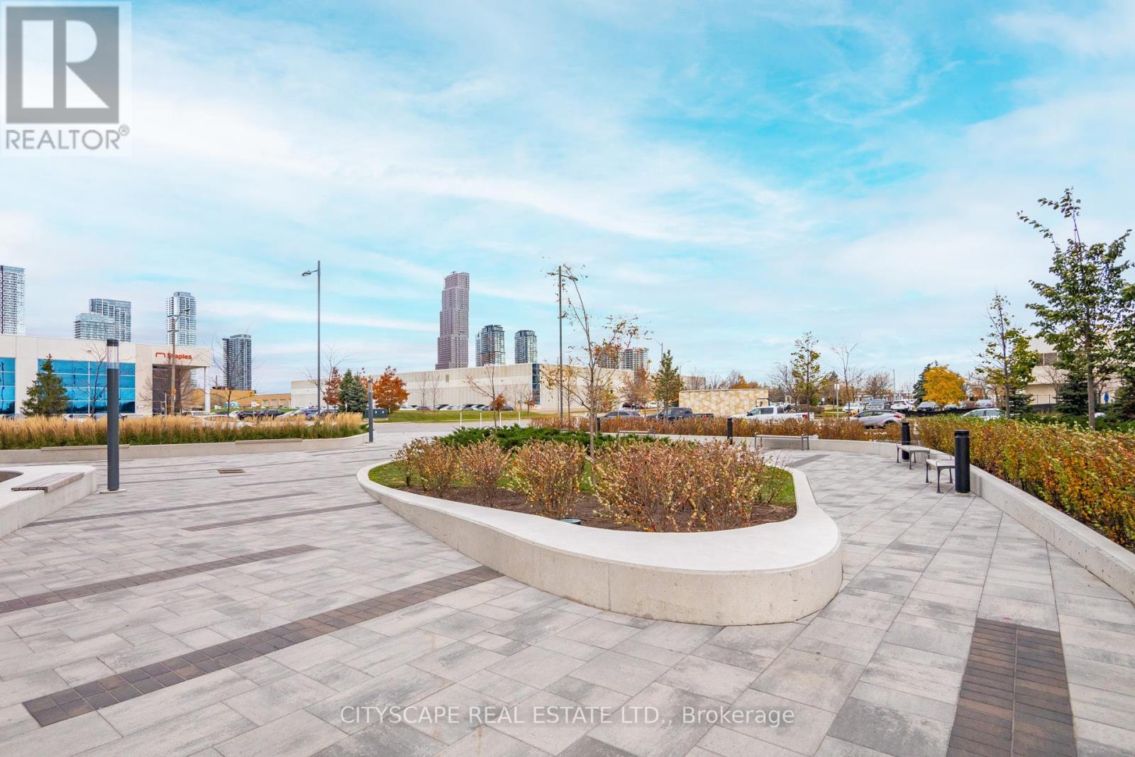 210 - 60 Honeycrisp Crescent, Vaughan, ON - Outdoor With View