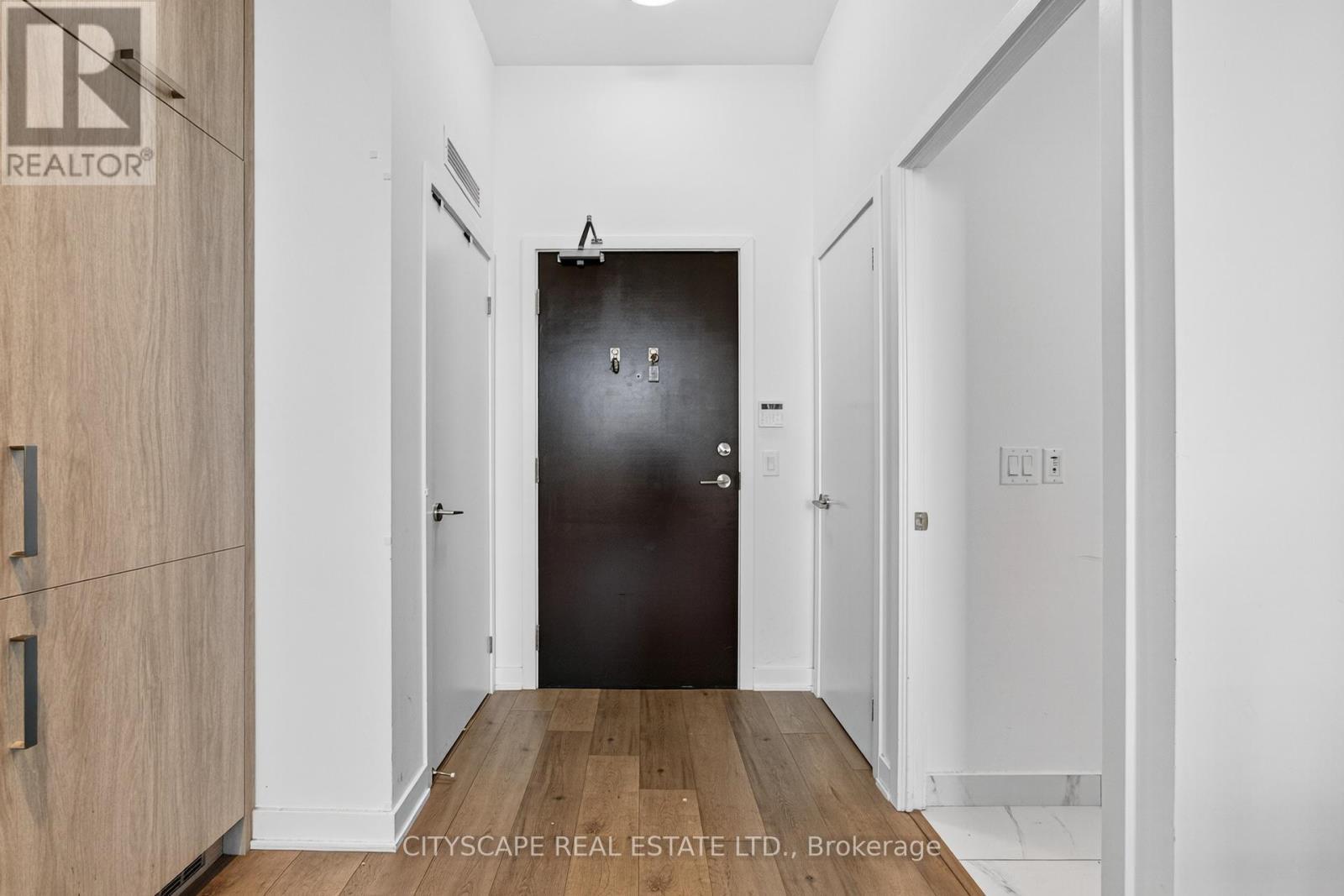 210 - 60 Honeycrisp Crescent, Vaughan, ON - Indoor Photo Showing Other Room