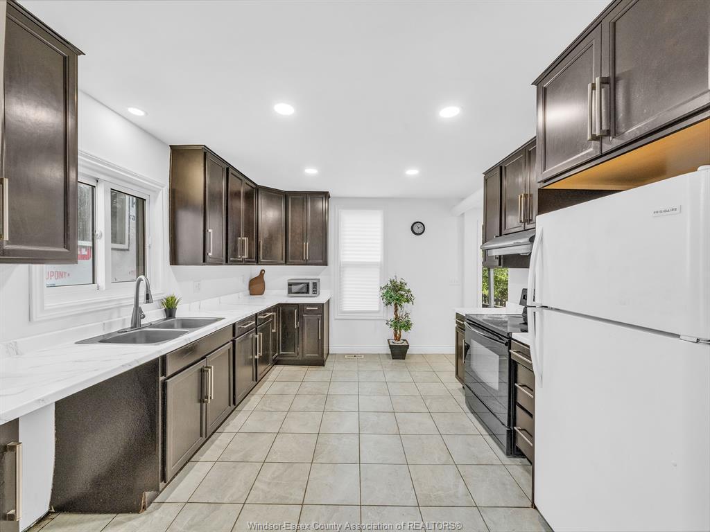 915 Mckay Avenue, Windsor, ON