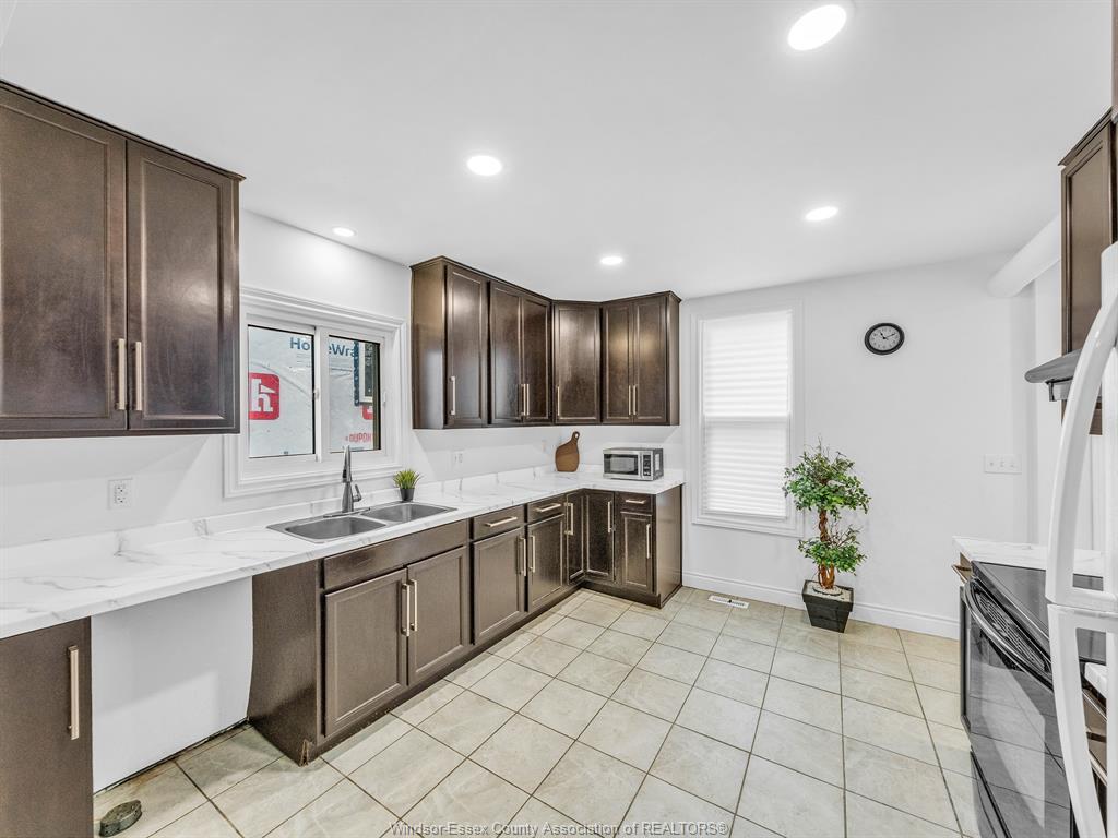 915 Mckay Avenue, Windsor, ON