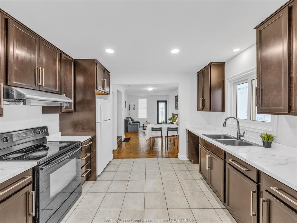 915 Mckay Avenue, Windsor, ON