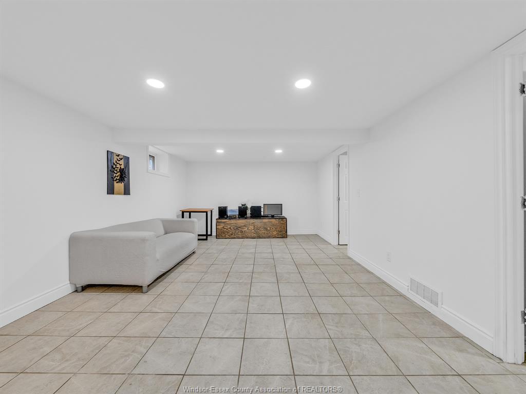 915 Mckay Avenue, Windsor, ON