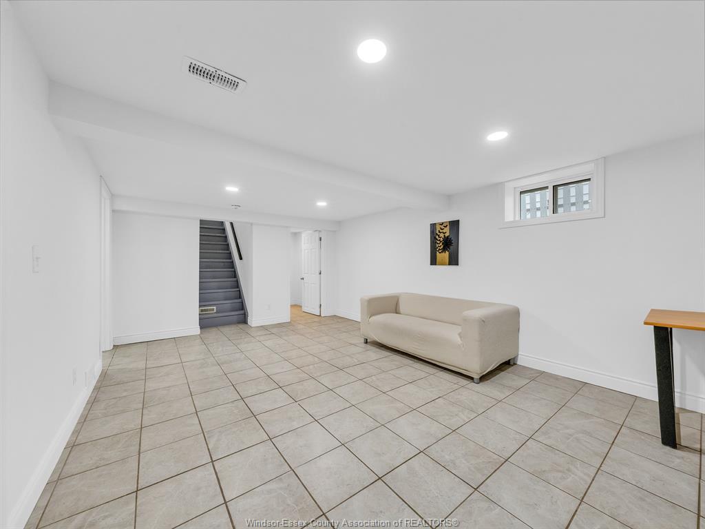 915 Mckay Avenue, Windsor, ON