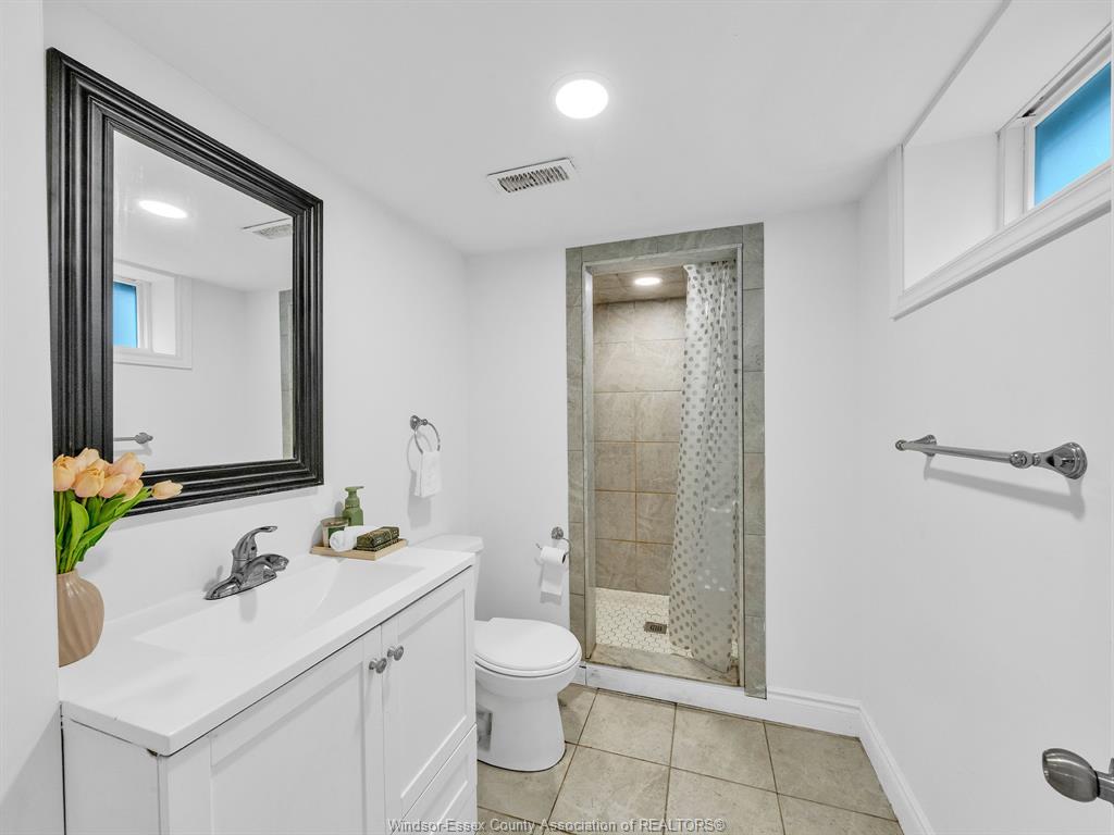 915 Mckay Avenue, Windsor, ON