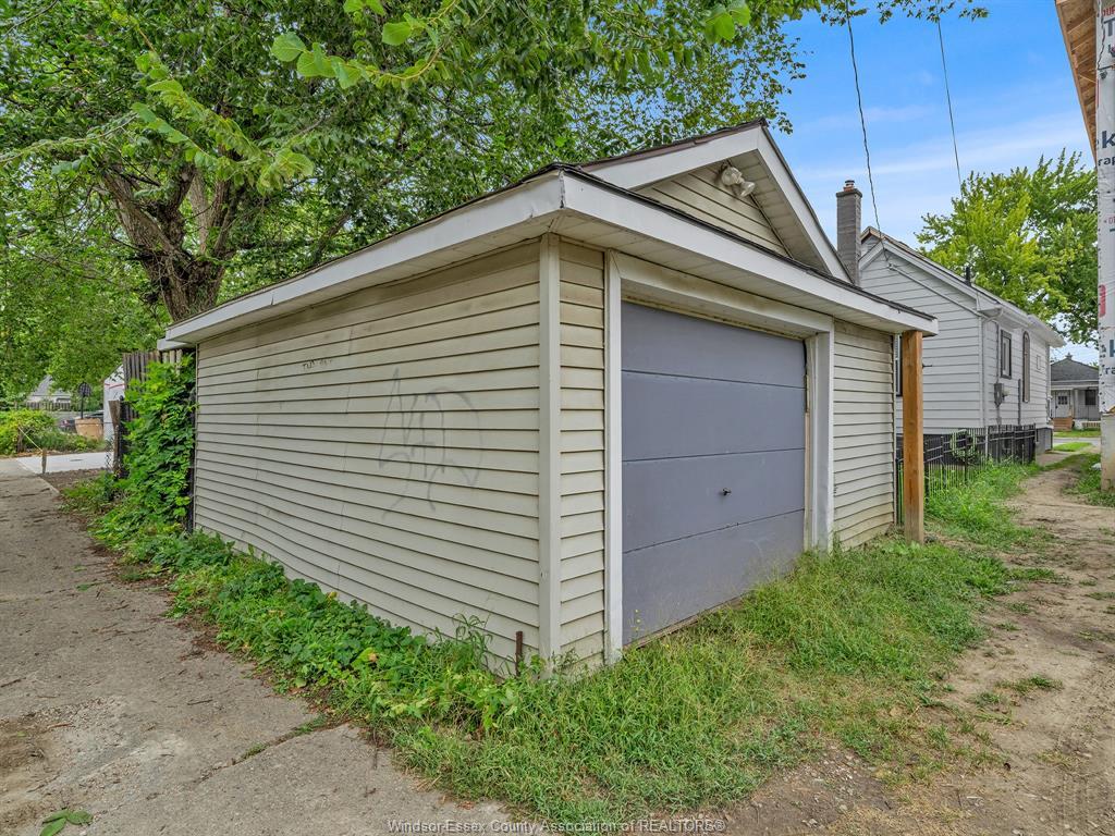 915 Mckay Avenue, Windsor, ON