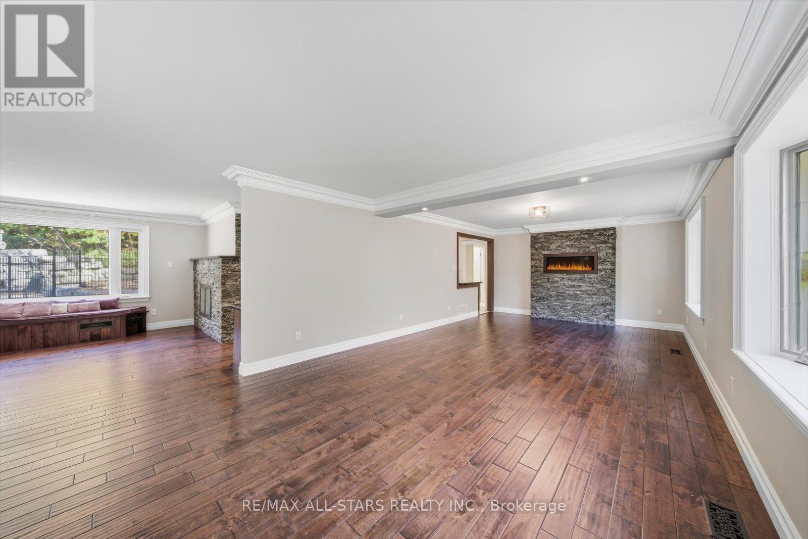 40 Algonquin Forest Drive, East Gwillimbury, ON - Indoor With Fireplace