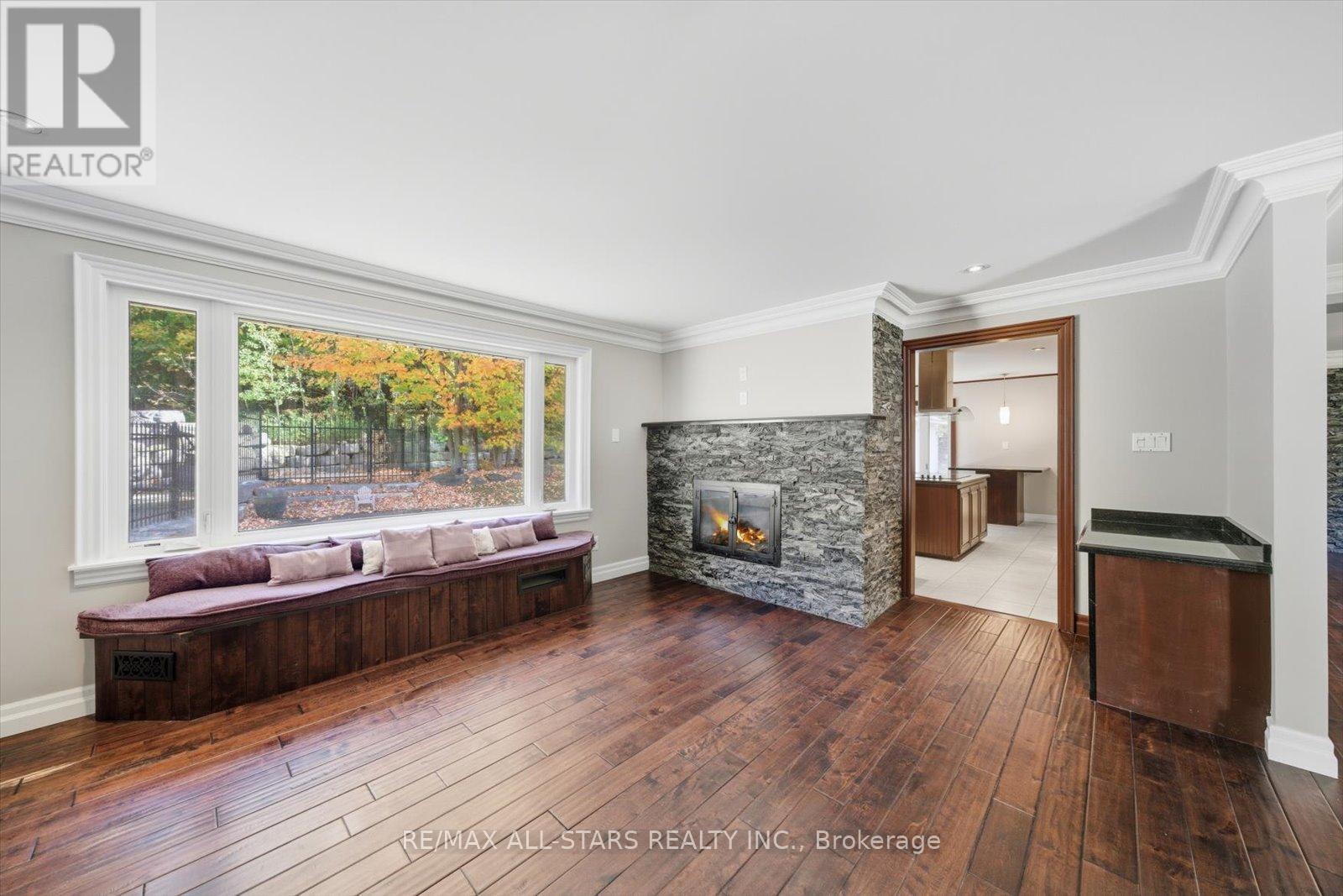 40 Algonquin Forest Drive, East Gwillimbury, ON - Indoor Photo Showing Other Room With Fireplace