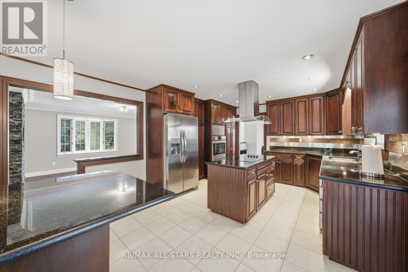 40 Algonquin Forest Drive, East Gwillimbury, ON - Indoor Photo Showing Kitchen