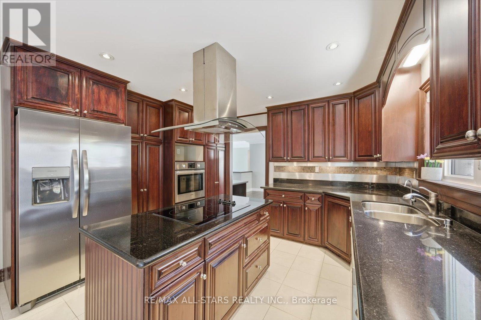 40 Algonquin Forest Drive, East Gwillimbury, ON - Indoor Photo Showing Kitchen With Double Sink With Upgraded Kitchen