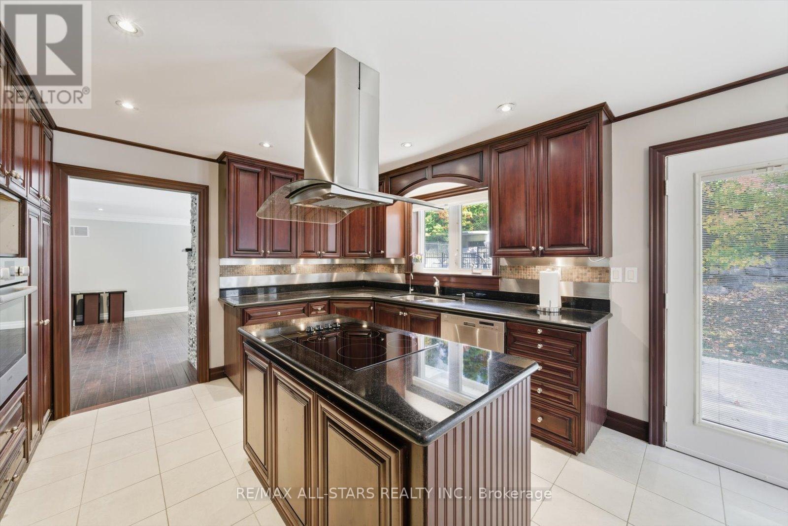 40 Algonquin Forest Drive, East Gwillimbury, ON - Indoor Photo Showing Kitchen