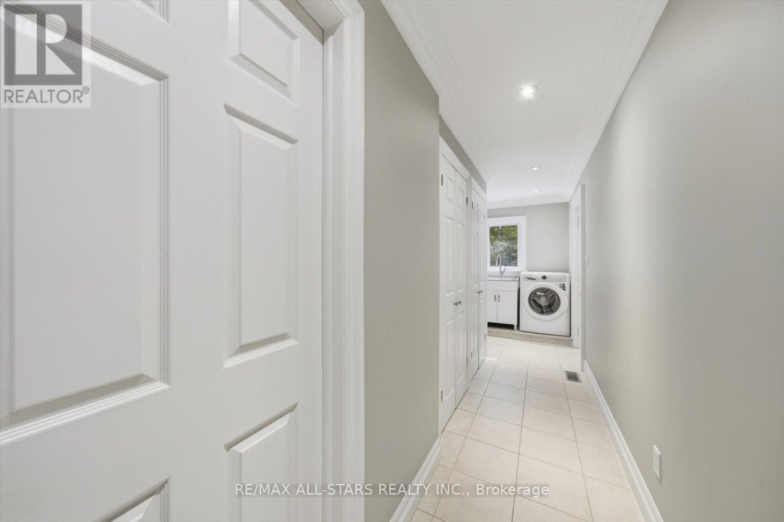40 Algonquin Forest Drive, East Gwillimbury, ON - Indoor Photo Showing Laundry Room