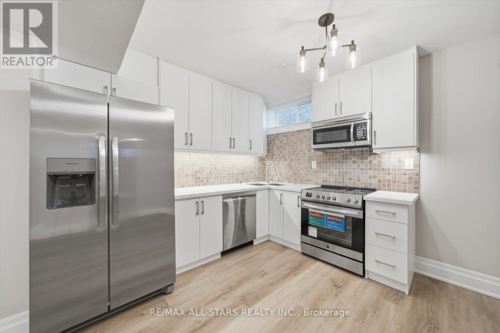 40 Algonquin Forest Drive, East Gwillimbury, ON - Indoor Photo Showing Kitchen With Upgraded Kitchen
