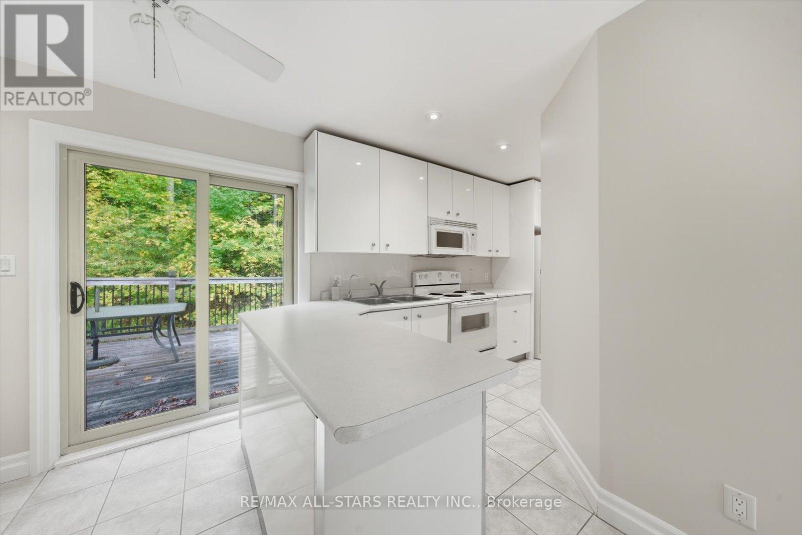 40 Algonquin Forest Drive, East Gwillimbury, ON - Indoor Photo Showing Kitchen