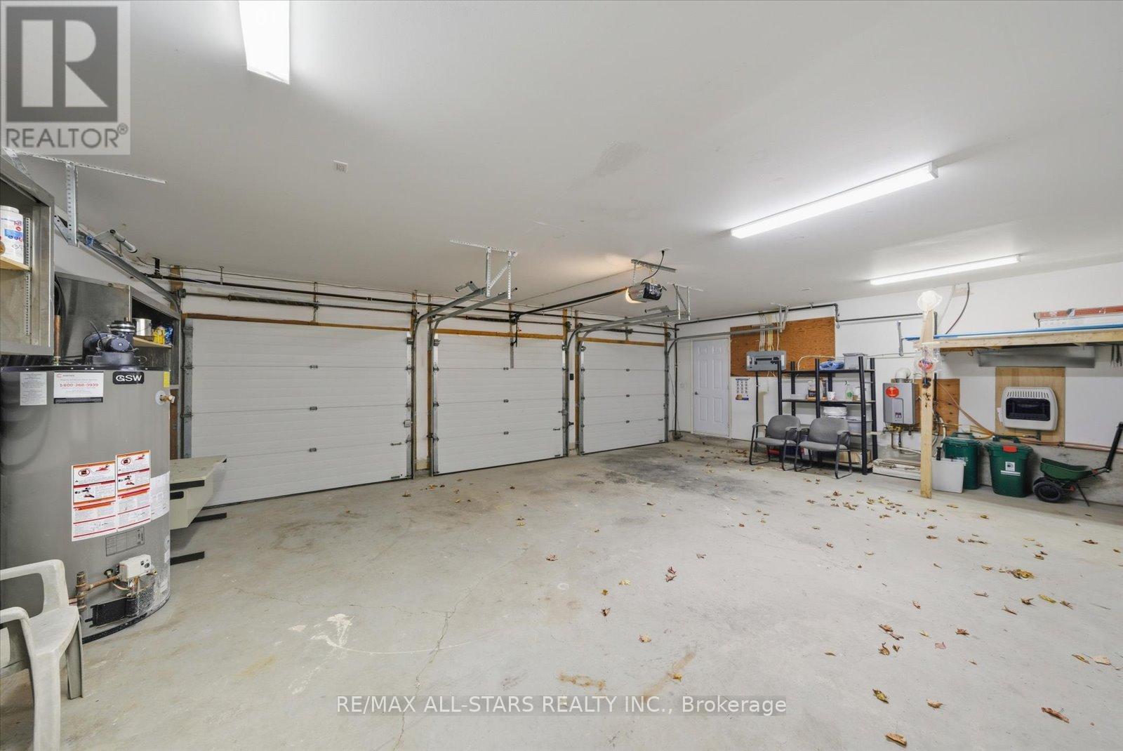 40 Algonquin Forest Drive, East Gwillimbury, ON - Indoor Photo Showing Garage
