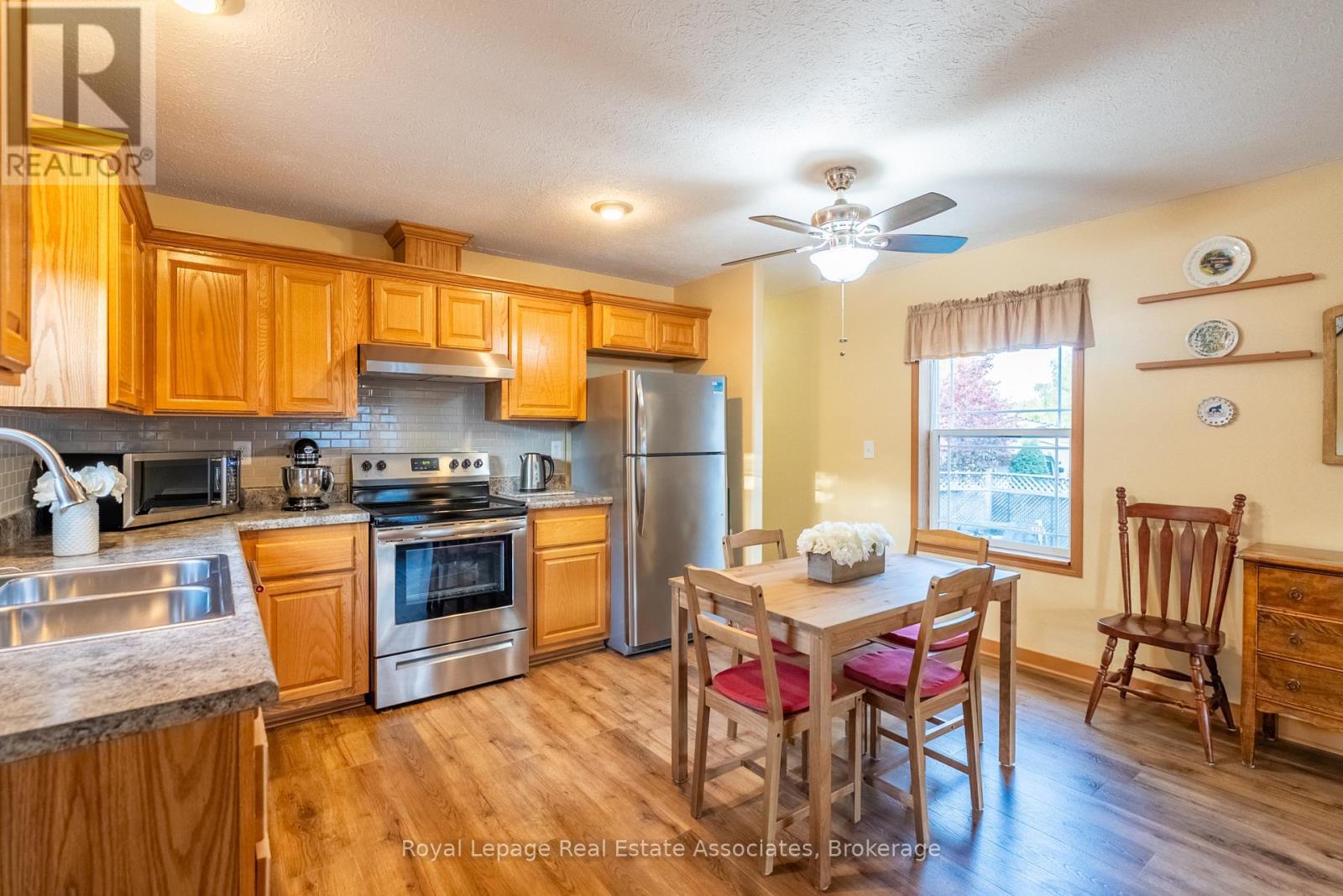 41 Cedarbush Crescent, Puslinch, ON - Indoor Photo Showing Kitchen With Stainless Steel Kitchen With Double Sink