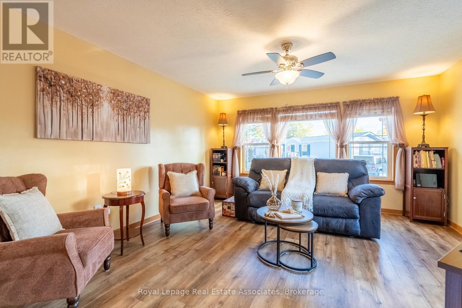 41 Cedarbush Crescent, Puslinch, ON - Indoor Photo Showing Living Room