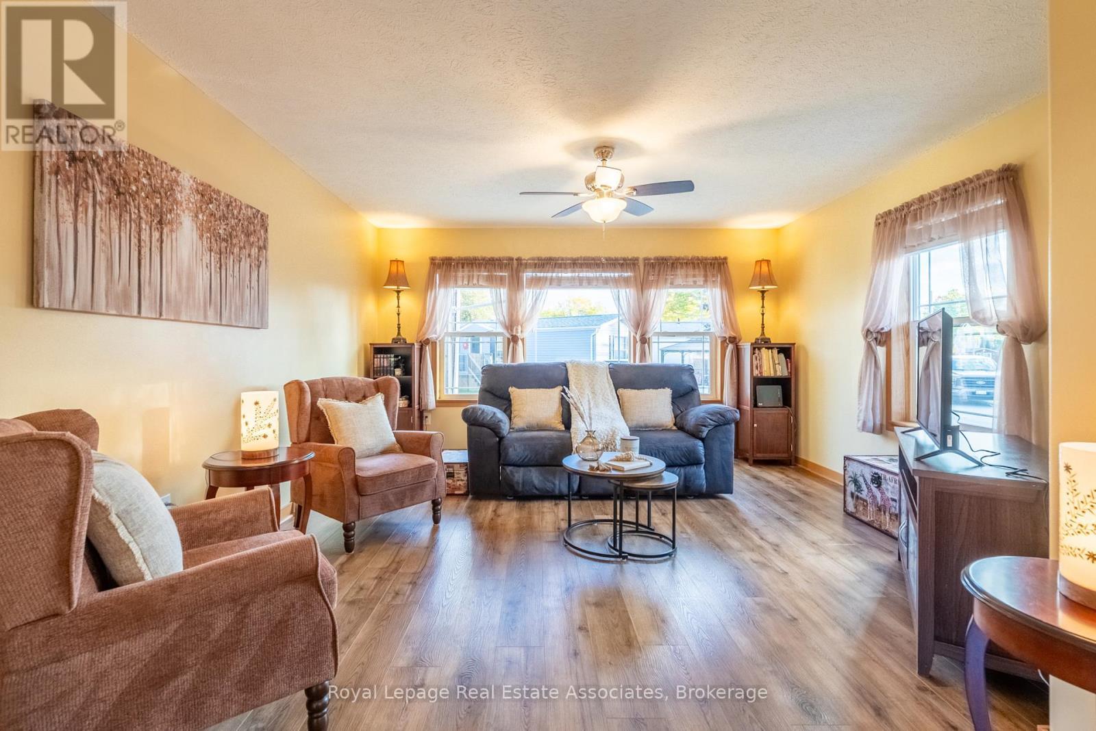 41 Cedarbush Crescent, Puslinch, ON - Indoor Photo Showing Living Room
