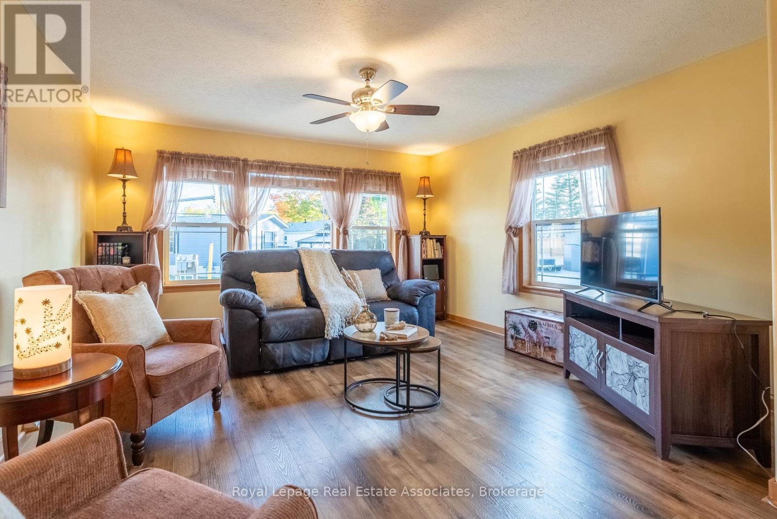 41 Cedarbush Crescent, Puslinch, ON - Indoor Photo Showing Living Room