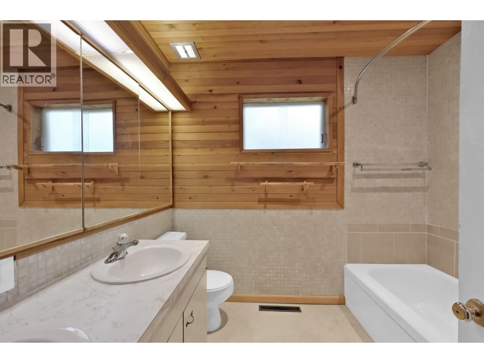 312 Scott Avenue, Penticton, BC - Indoor Photo Showing Bathroom