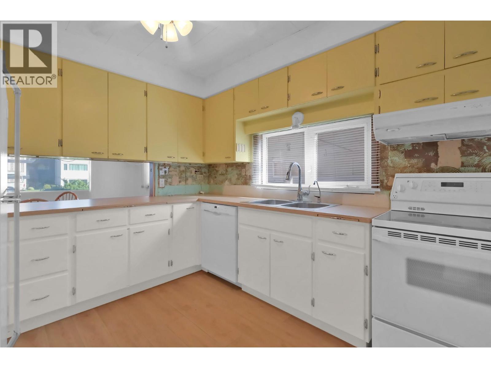 312 Scott Avenue, Penticton, BC - Indoor Photo Showing Kitchen With Double Sink