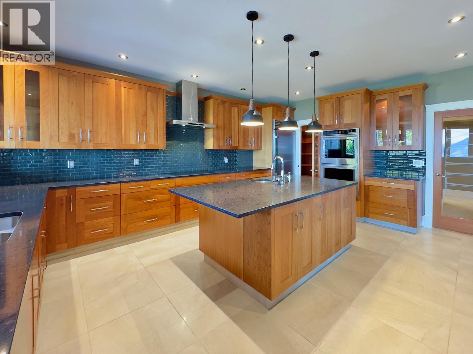 137 Westview Drive, Penticton, BC - Indoor Photo Showing Kitchen