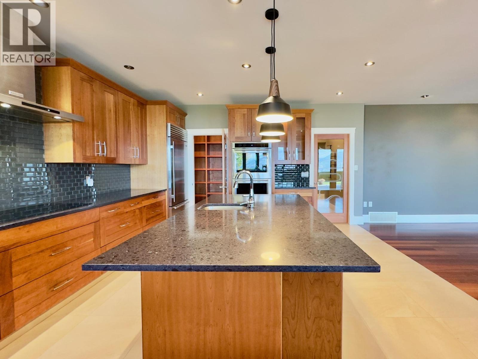 137 Westview Drive, Penticton, BC - Indoor Photo Showing Kitchen