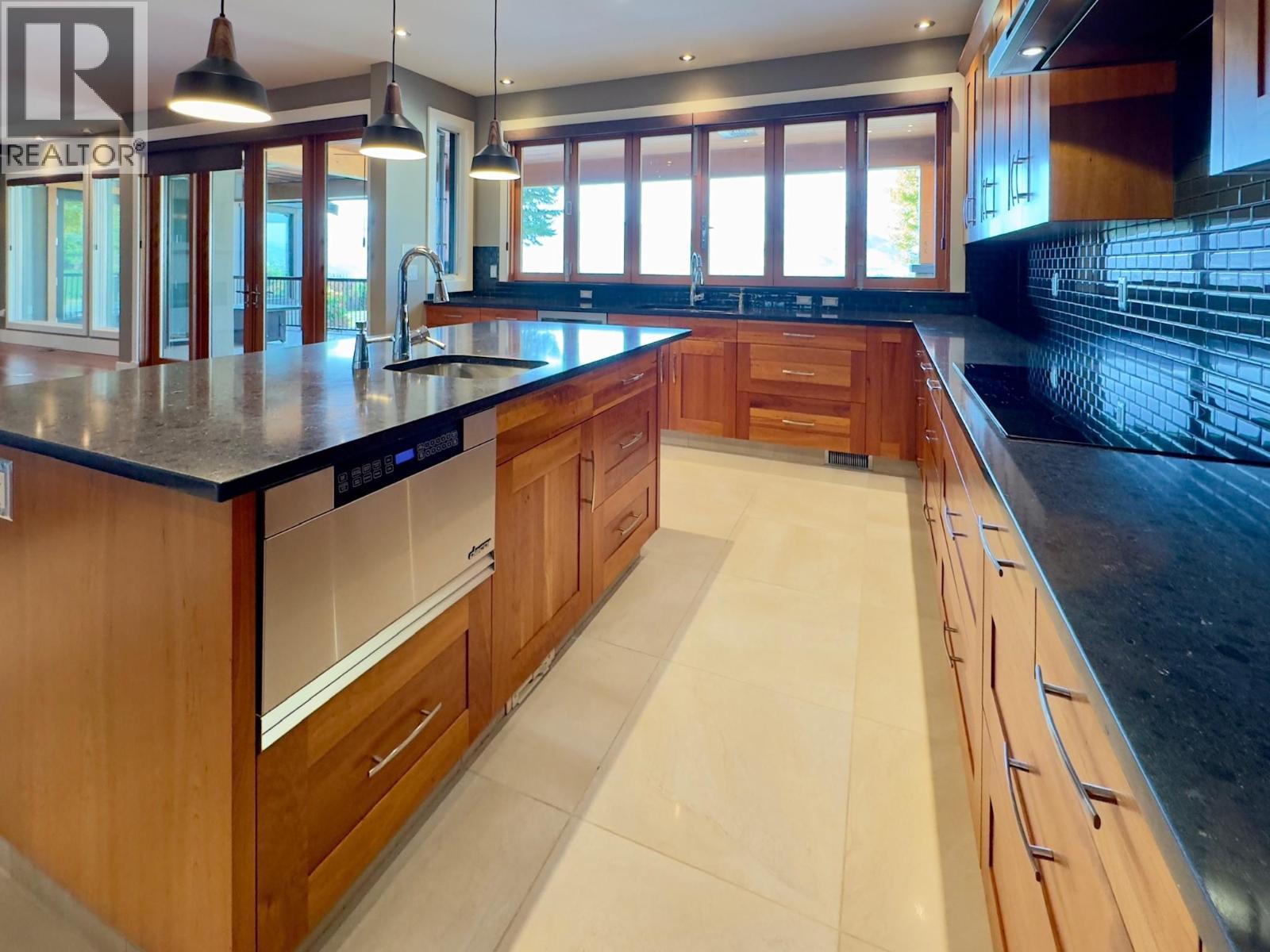 137 Westview Drive, Penticton, BC - Indoor Photo Showing Kitchen