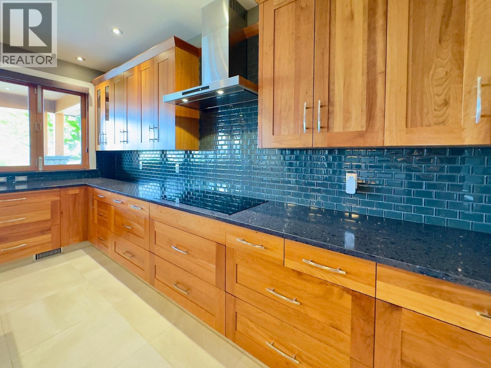 137 Westview Drive, Penticton, BC - Indoor Photo Showing Kitchen