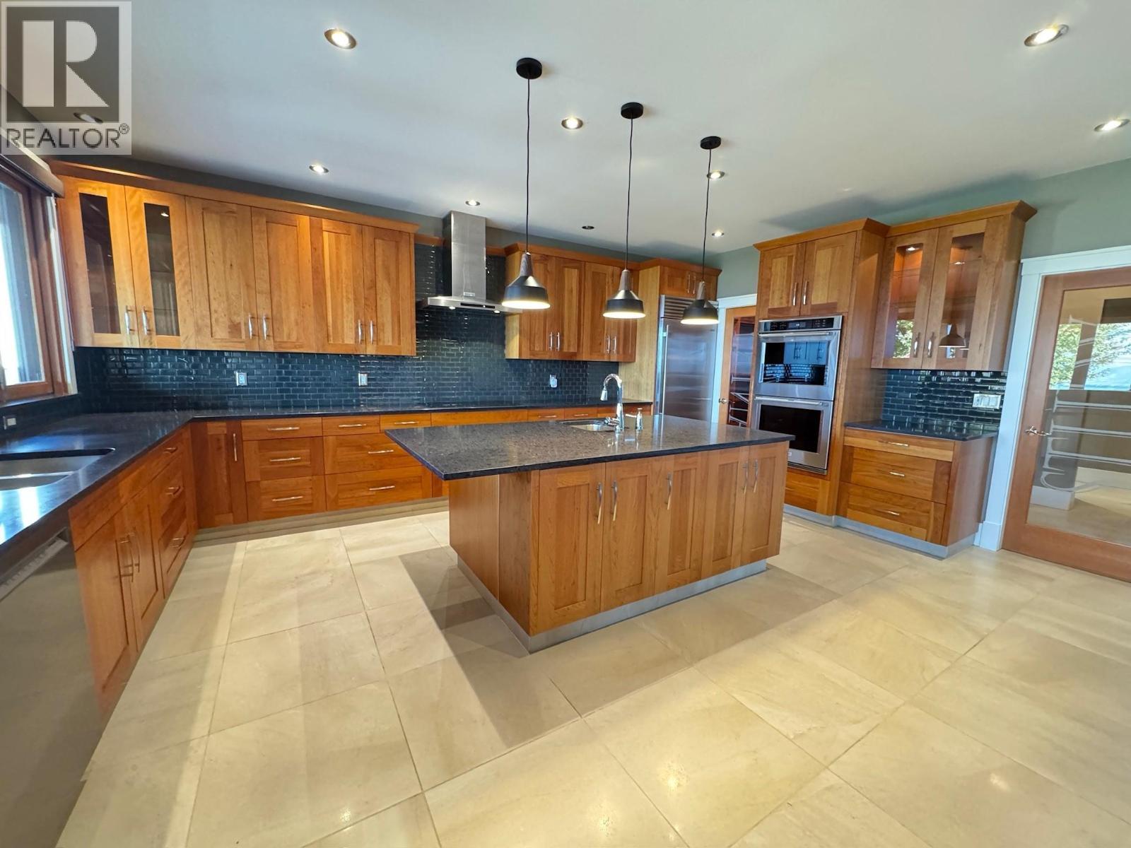 137 Westview Drive, Penticton, BC - Indoor Photo Showing Kitchen