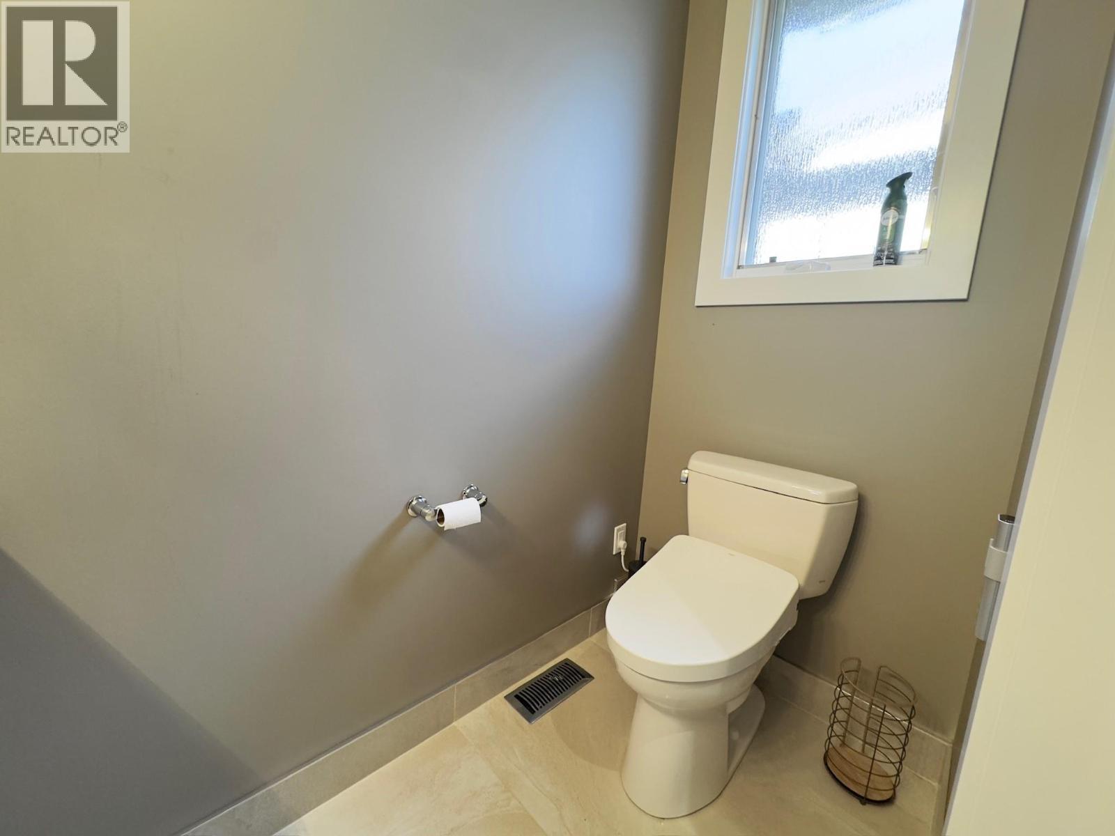 137 Westview Drive, Penticton, BC - Indoor Photo Showing Bathroom