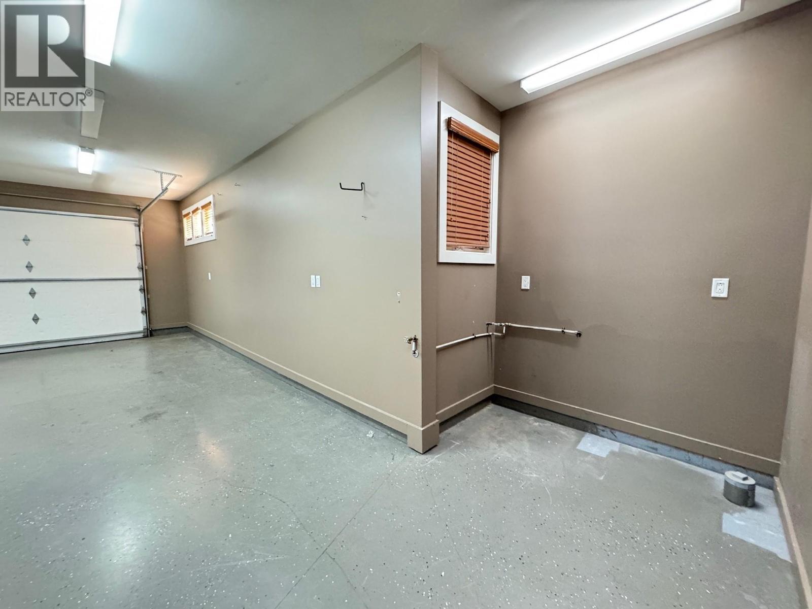 137 Westview Drive, Penticton, BC - Indoor Photo Showing Garage