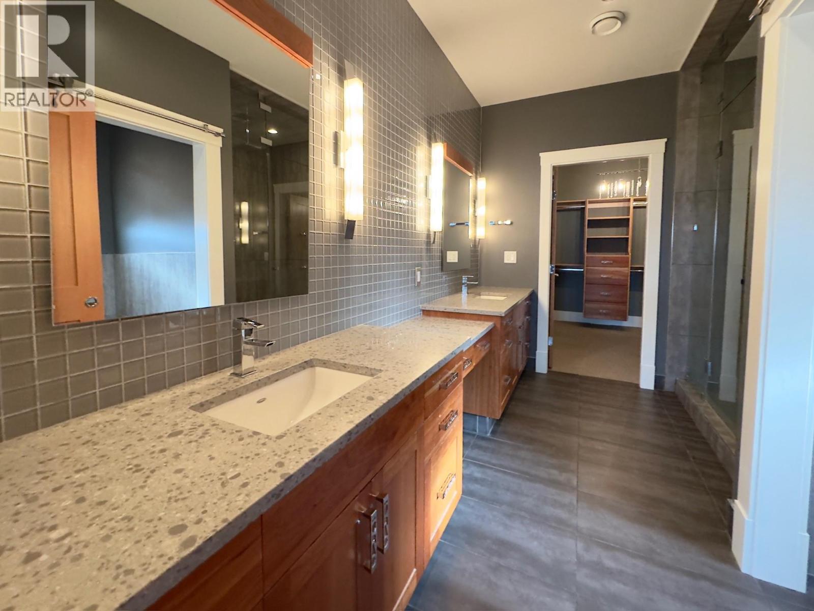 137 Westview Drive, Penticton, BC - Indoor Photo Showing Bathroom