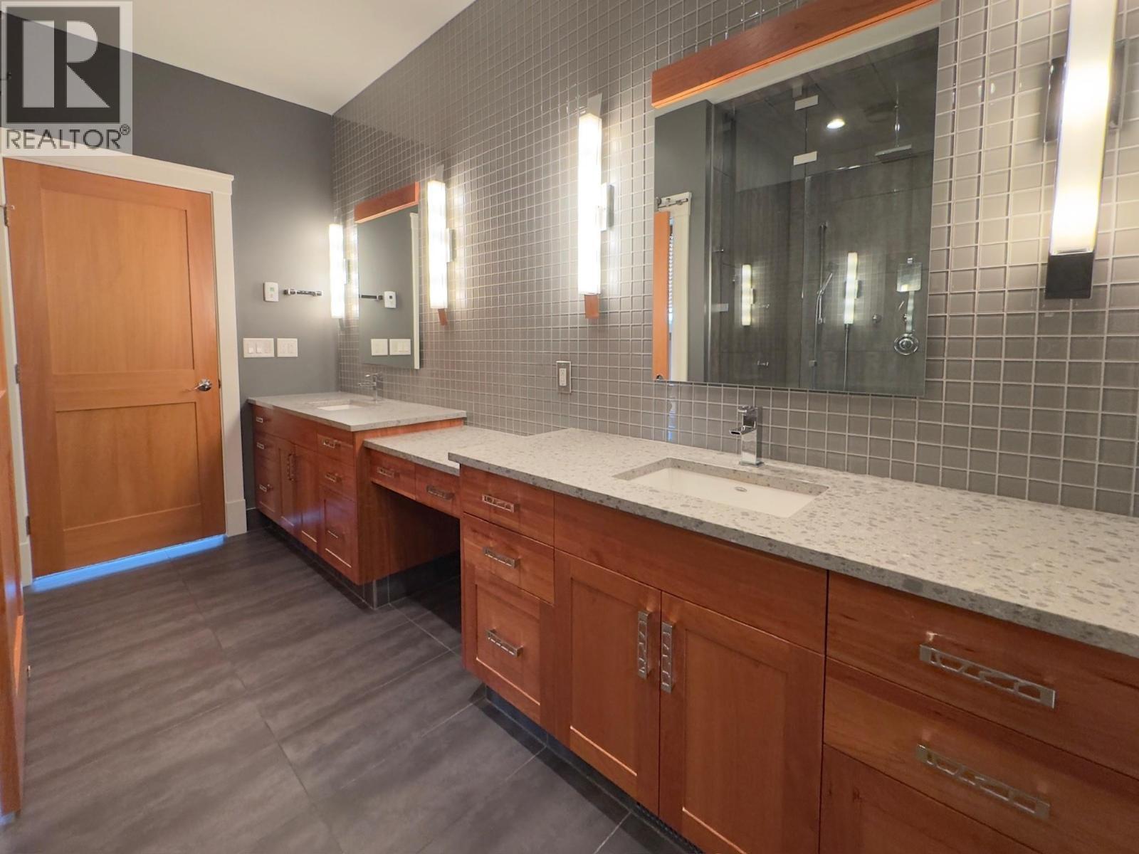 137 Westview Drive, Penticton, BC - Indoor Photo Showing Bathroom
