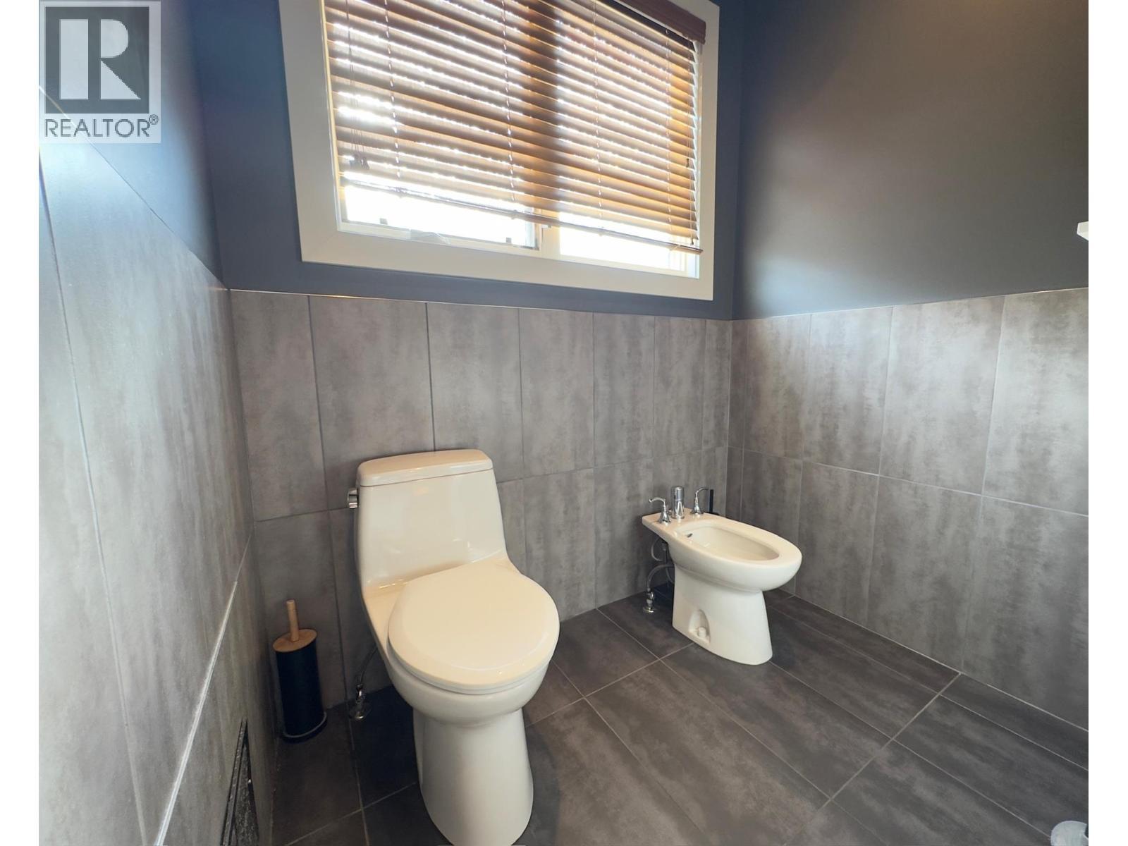 137 Westview Drive, Penticton, BC - Indoor Photo Showing Bathroom