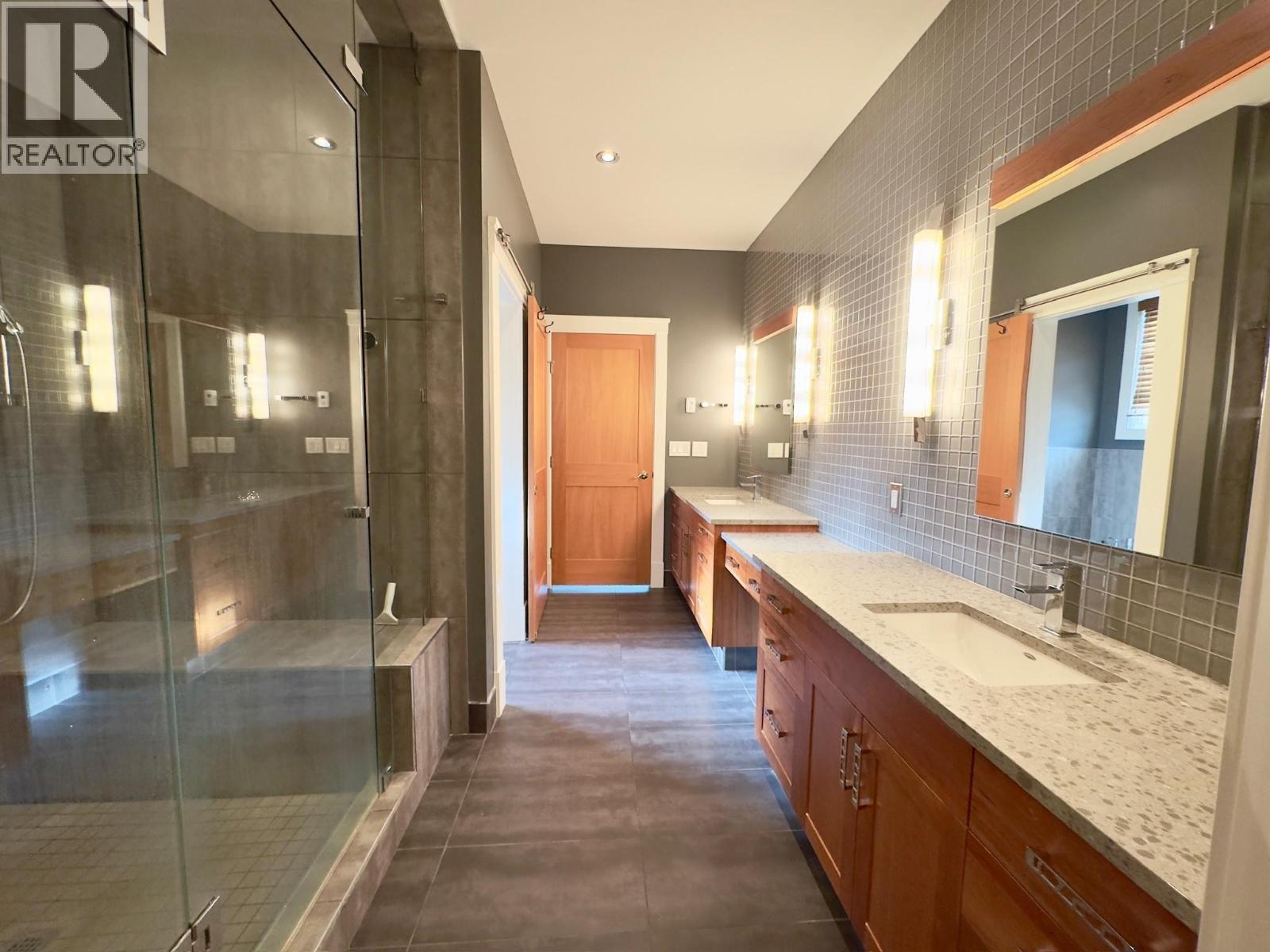 137 Westview Drive, Penticton, BC - Indoor Photo Showing Bathroom