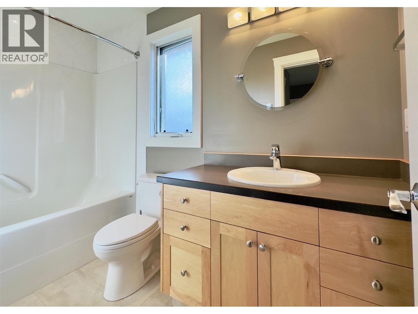 137 Westview Drive, Penticton, BC - Indoor Photo Showing Bathroom