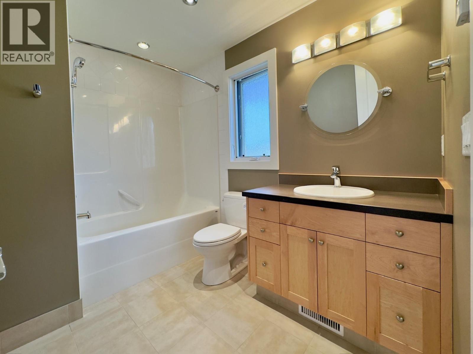 137 Westview Drive, Penticton, BC - Indoor Photo Showing Bathroom