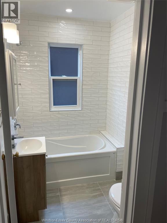 1496/1498 Giles East Unit# Upper, Windsor, ON - Indoor Photo Showing Bathroom
