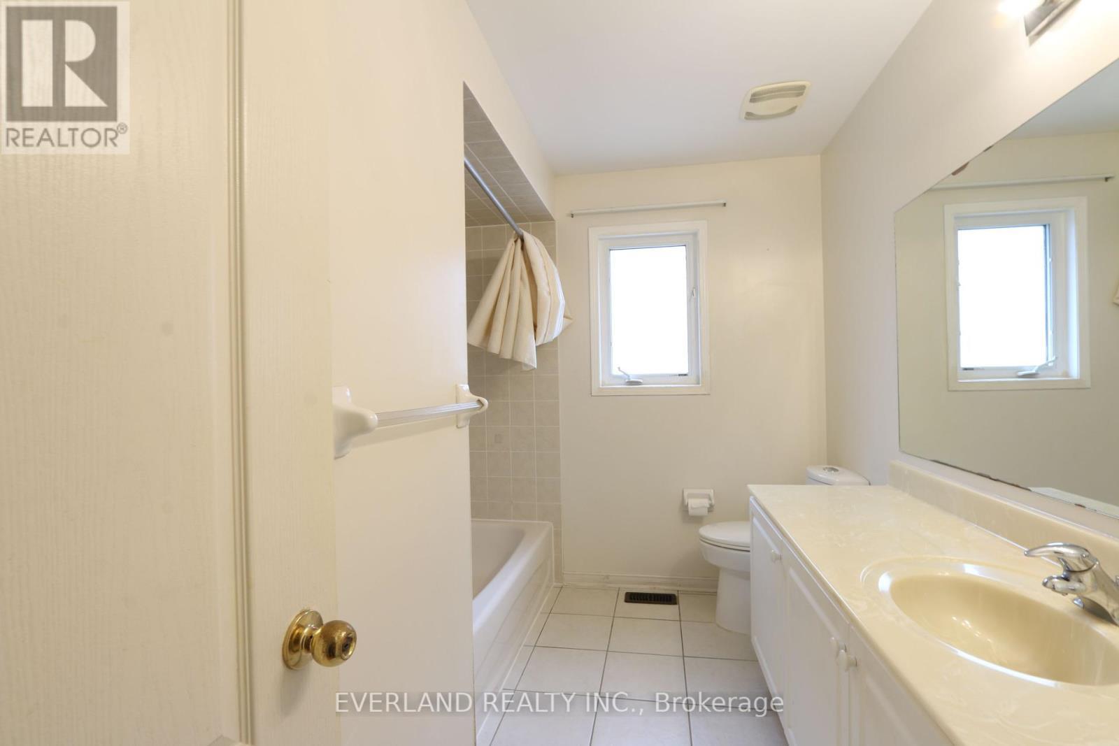 Upper - 49 Falling River Drive, Richmond Hill, ON - Indoor Photo Showing Bathroom