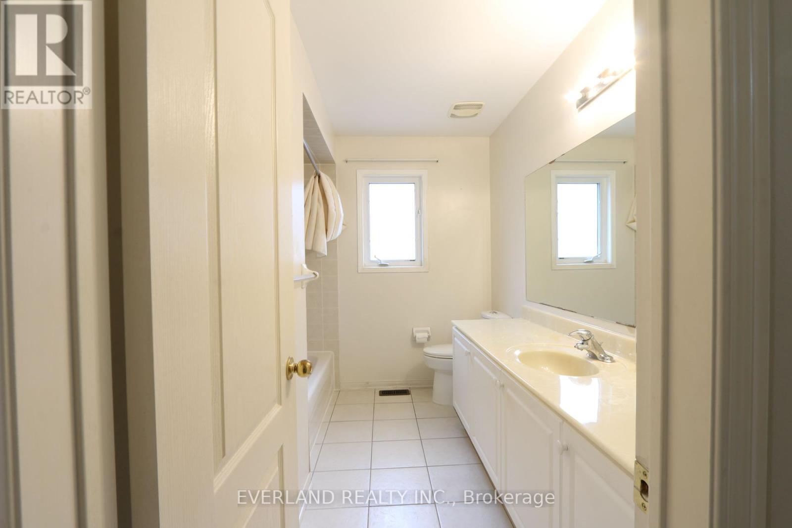 Upper - 49 Falling River Drive, Richmond Hill, ON - Indoor Photo Showing Bathroom