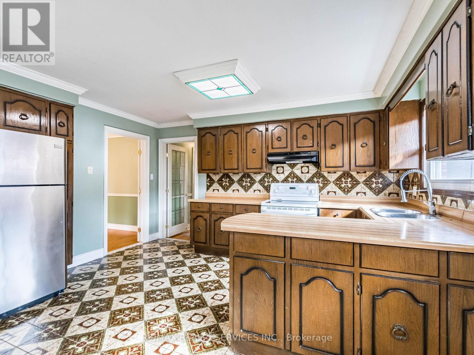 17 Fallway Road, Brampton, ON - Indoor Photo Showing Kitchen With Double Sink