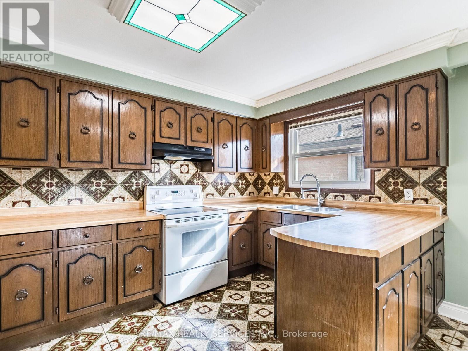 17 Fallway Road, Brampton, ON - Indoor Photo Showing Kitchen With Double Sink