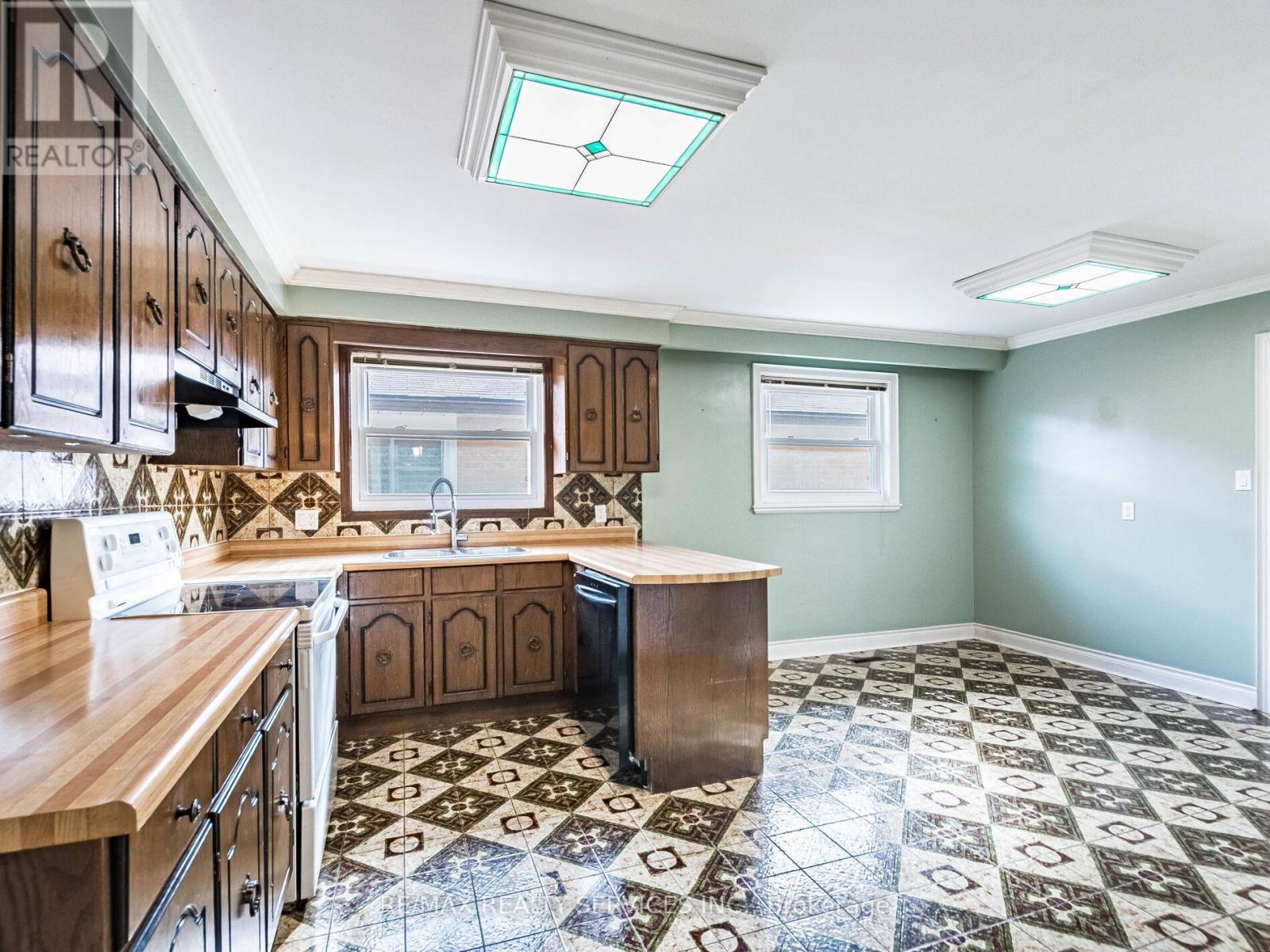 17 Fallway Road, Brampton, ON - Indoor Photo Showing Kitchen