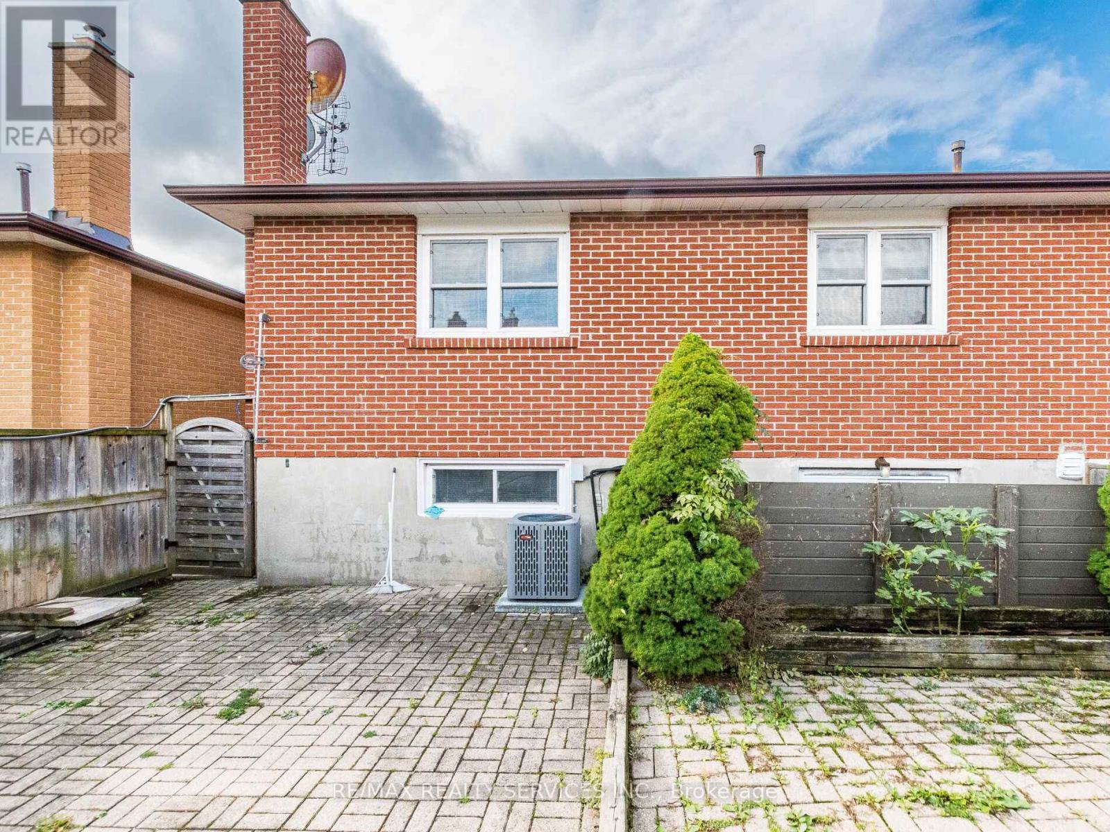 17 Fallway Road, Brampton, ON - Outdoor With Exterior