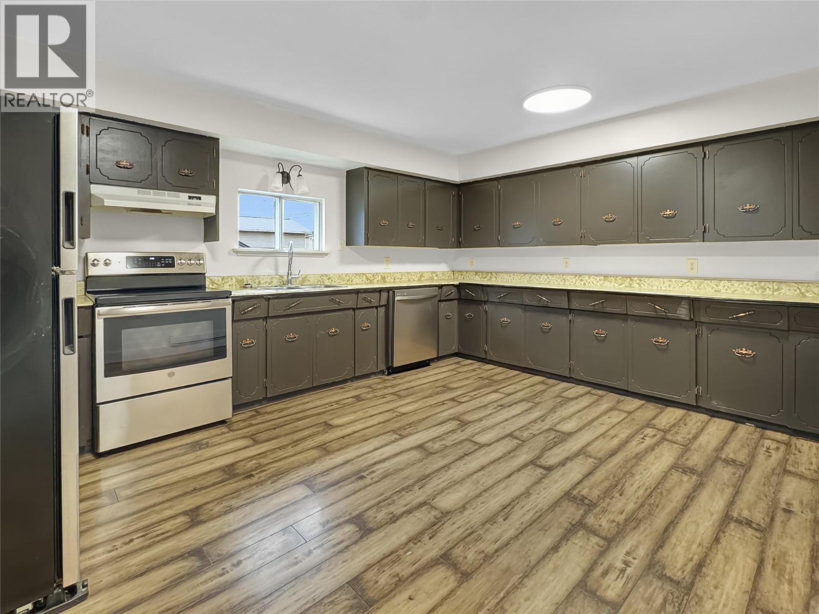 2210 Warren Avenue, Kimberley, BC - Indoor Photo Showing Kitchen