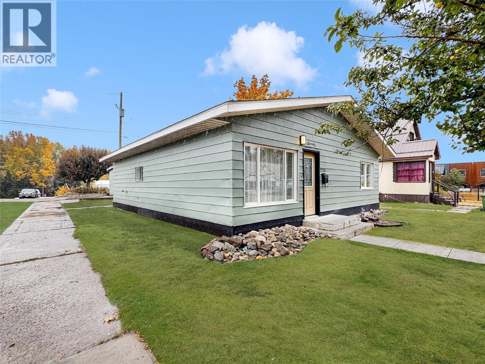 Virtual Grass Effects - 2210 Warren Avenue, Kimberley, BC - Outdoor