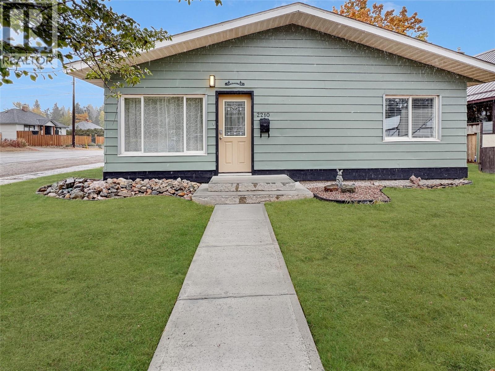 Virtual Grass Effects - 2210 Warren Avenue, Kimberley, BC - Outdoor