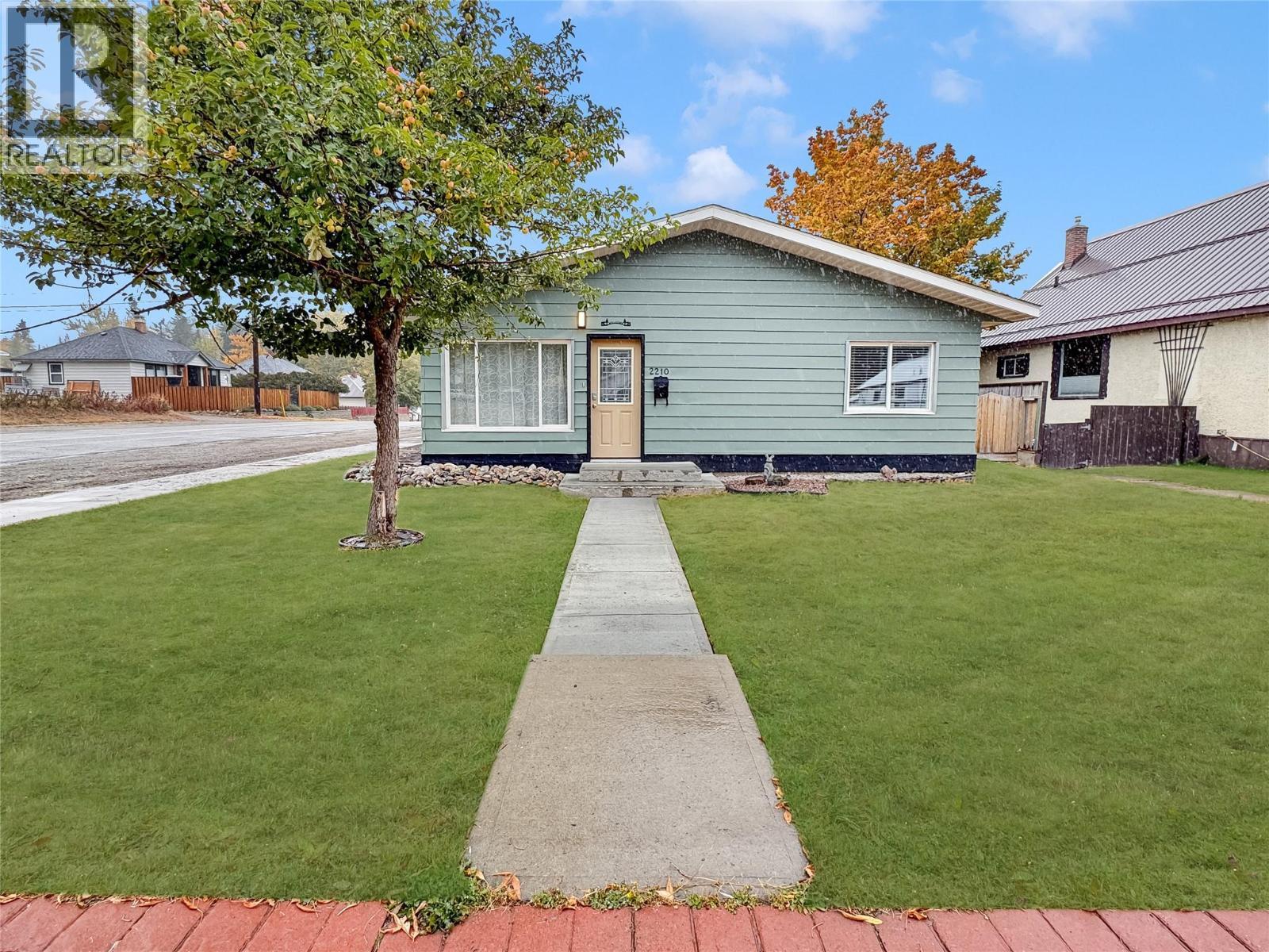 Virtual Grass Effects - 2210 Warren Avenue, Kimberley, BC - Outdoor