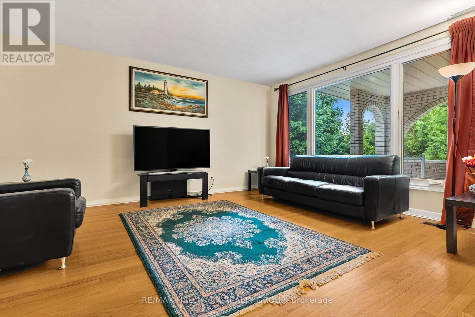 2666 Regina Street, Ottawa, ON - Indoor Photo Showing Living Room